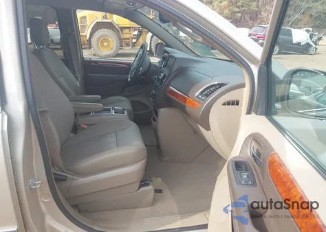 2016 Chrysler Town & Country Touring z USA, uszkodzony, nr VIN 2C4RC1BG8GR213163